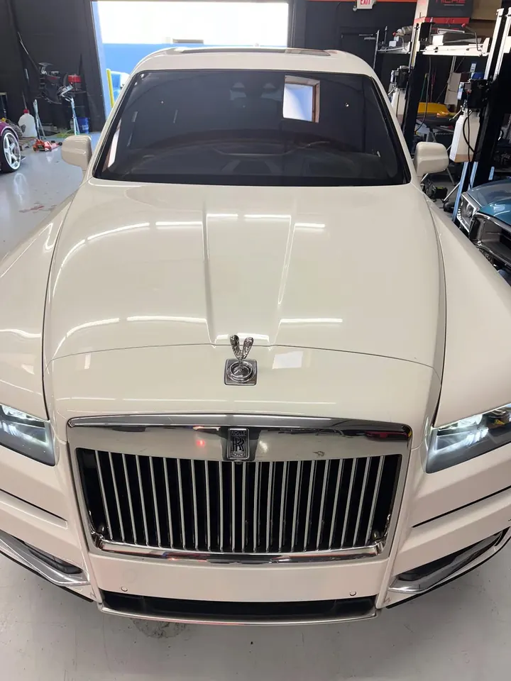 White Rolls-Royce seen head-on from above in the shop