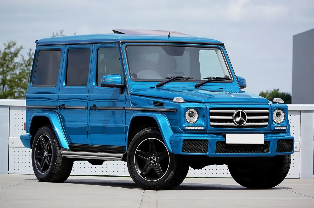 Front three-quarter view of a blue Mercedes-Benz G550 (W463) parked on a rooftop