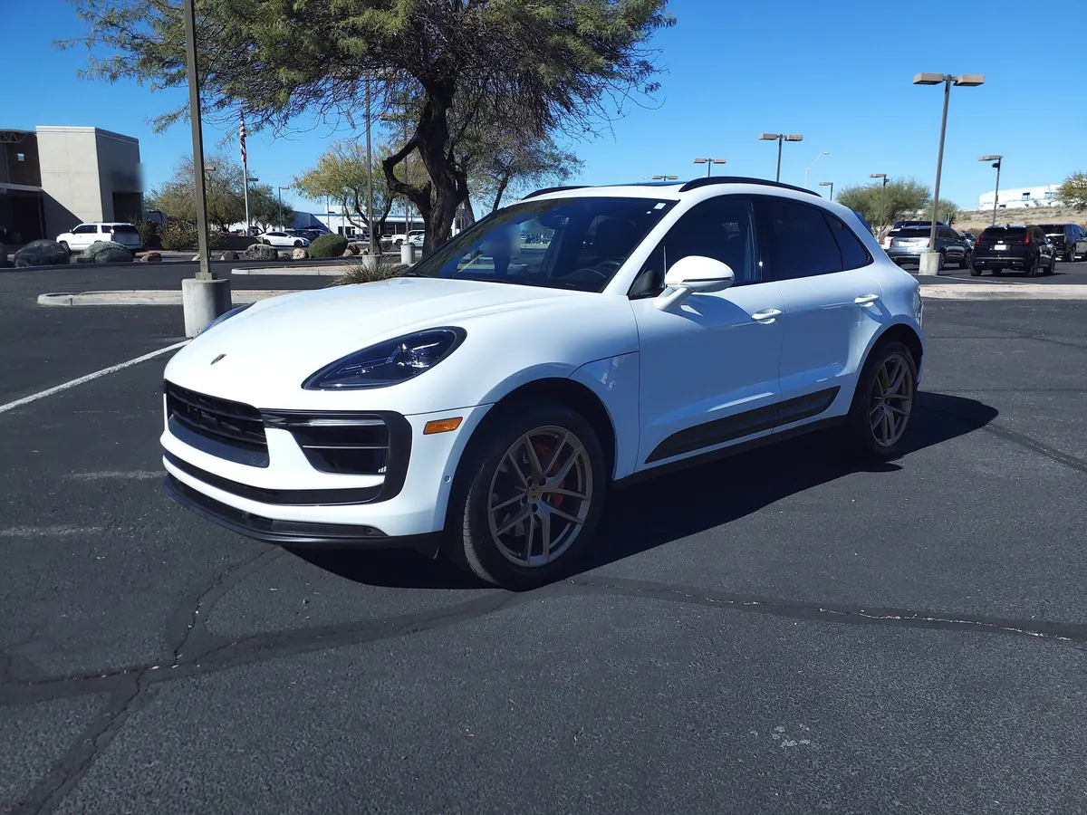 Front three-quarter view of a white Porsche Macan (95B.3) in a parking lot