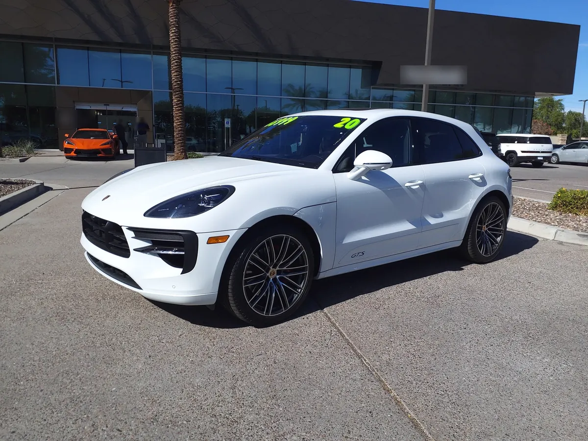 Front three-quarter view of a white Porsche Macan GTS (95B.2) at a dealership