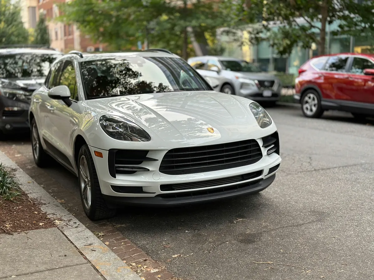 Front three-quarter view of a white Porsche Macan S (95B.2) parked on a city street