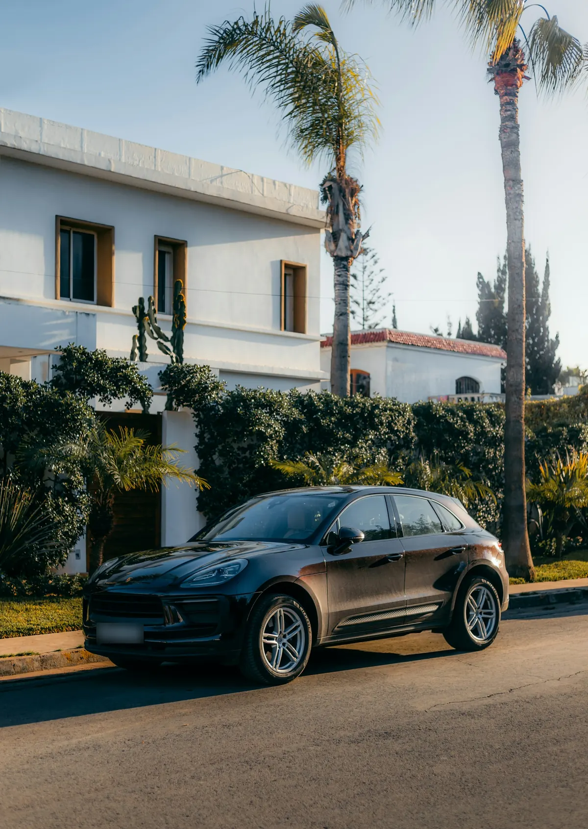 Front three-quarter view of a black Porsche Macan S (95B.3) parked on a residential street