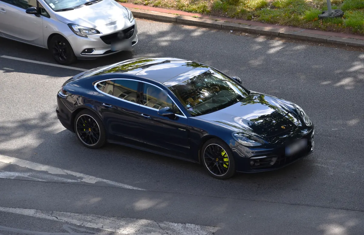 Front three-quarter view from above of a dark blue Porsche Panamera Turbo S E-Hybrid (971.2) on a street