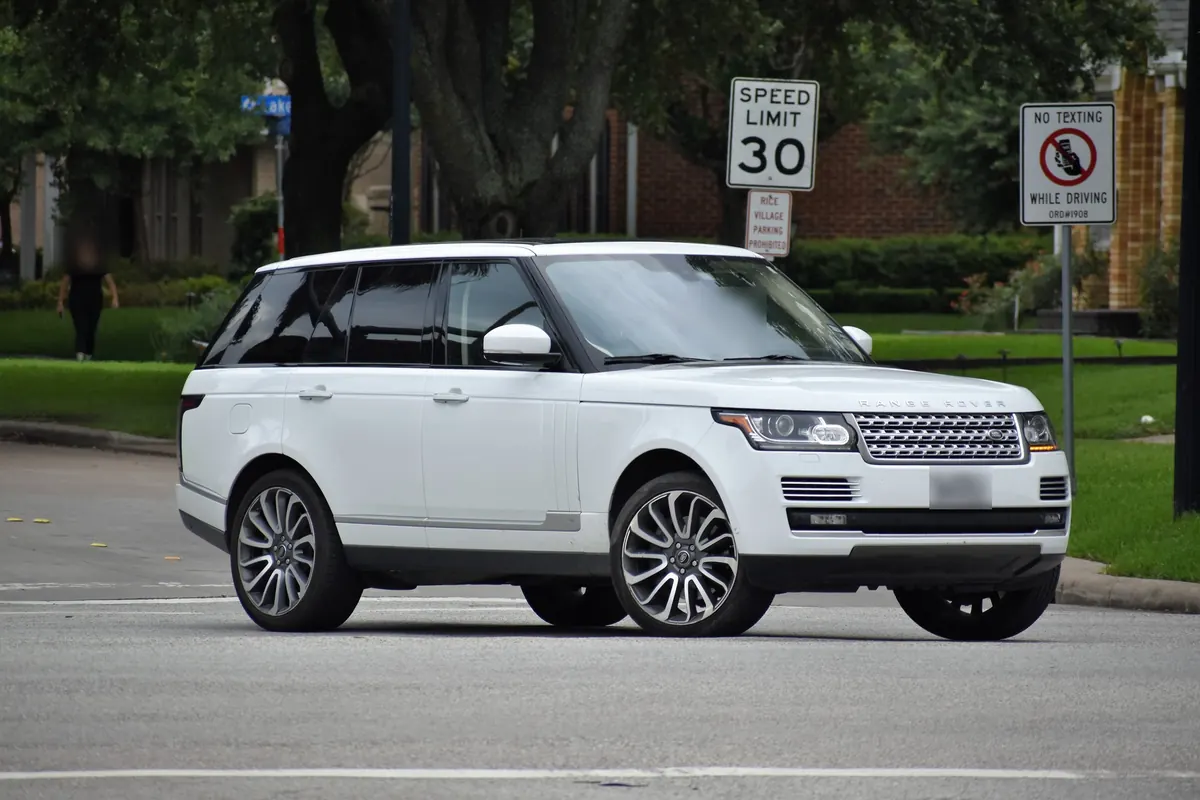 Front three-quarter view of a white Range Rover SVAutobiography (L405) turning at a street intersection
